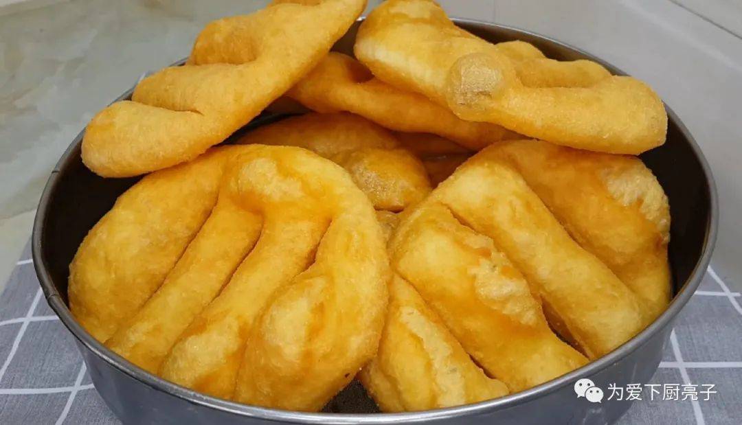 ‘火狐电竞’
家常小油饼的做法 锅里炸一炸 焦脆好吃不油腻 吃过就忘不掉(图2)