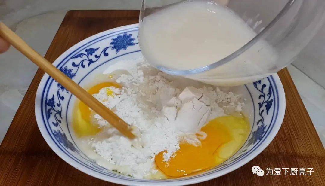 ‘火狐电竞’
家常小油饼的做法 锅里炸一炸 焦脆好吃不油腻 吃过就忘不掉(图5)