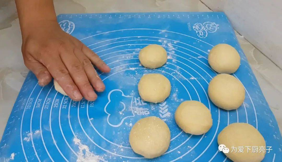 ‘火狐电竞’
家常小油饼的做法 锅里炸一炸 焦脆好吃不油腻 吃过就忘不掉(图12)