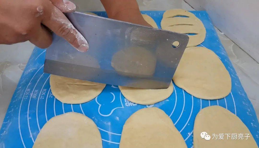 ‘火狐电竞’
家常小油饼的做法 锅里炸一炸 焦脆好吃不油腻 吃过就忘不掉(图14)