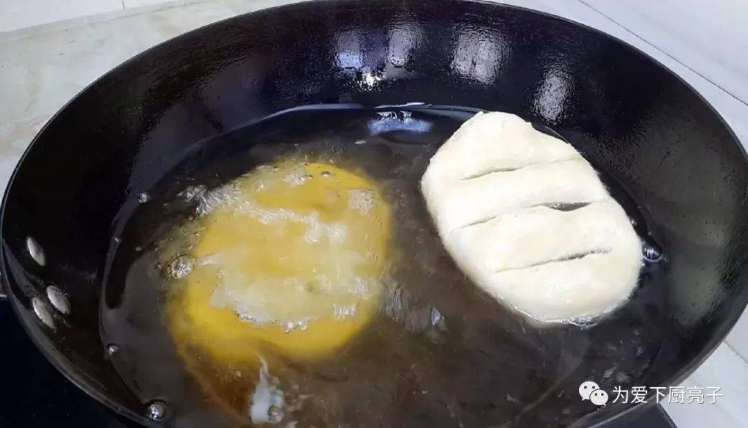 ‘火狐电竞’
家常小油饼的做法 锅里炸一炸 焦脆好吃不油腻 吃过就忘不掉(图15)